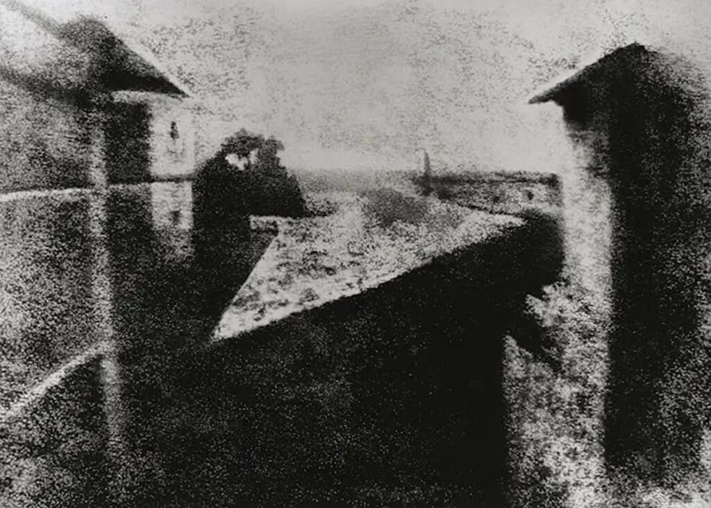 The First Photo and Camera in the World 2